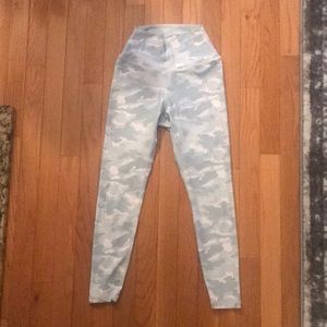 P’tula Desa’ree legging, size small, white camo